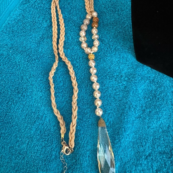 Elegant Beaded Necklace with Crystal Pendant - Picture 2 of 2
